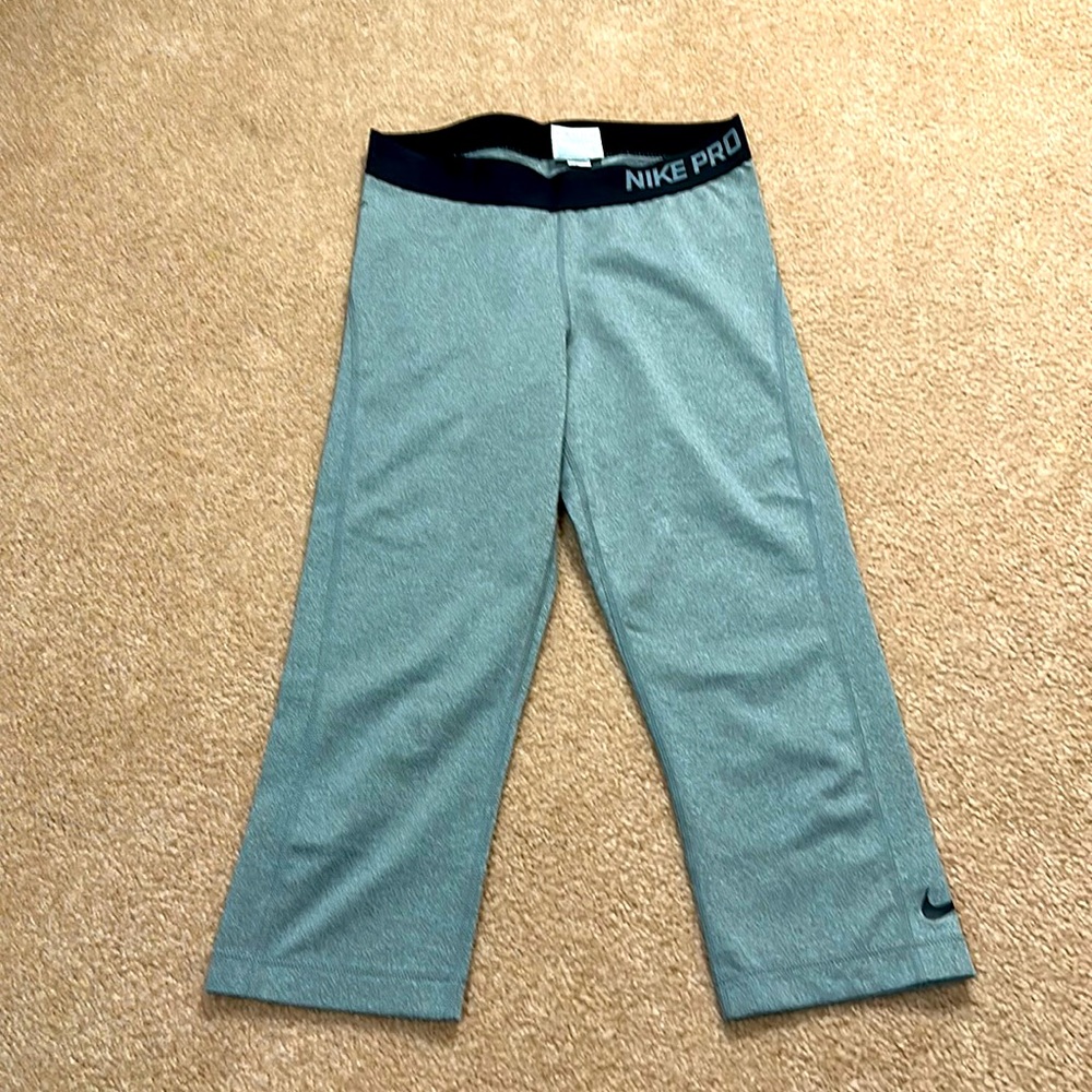 Women’s Nike Pro Cropped Leggings - Medium